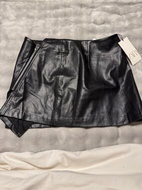 NWT M Zara Black Faux Leather Mini Skirt with Diagonal Zip Detail